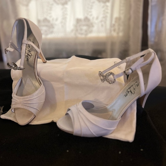 White silk closed back platform sandal - Picture 2 of 8